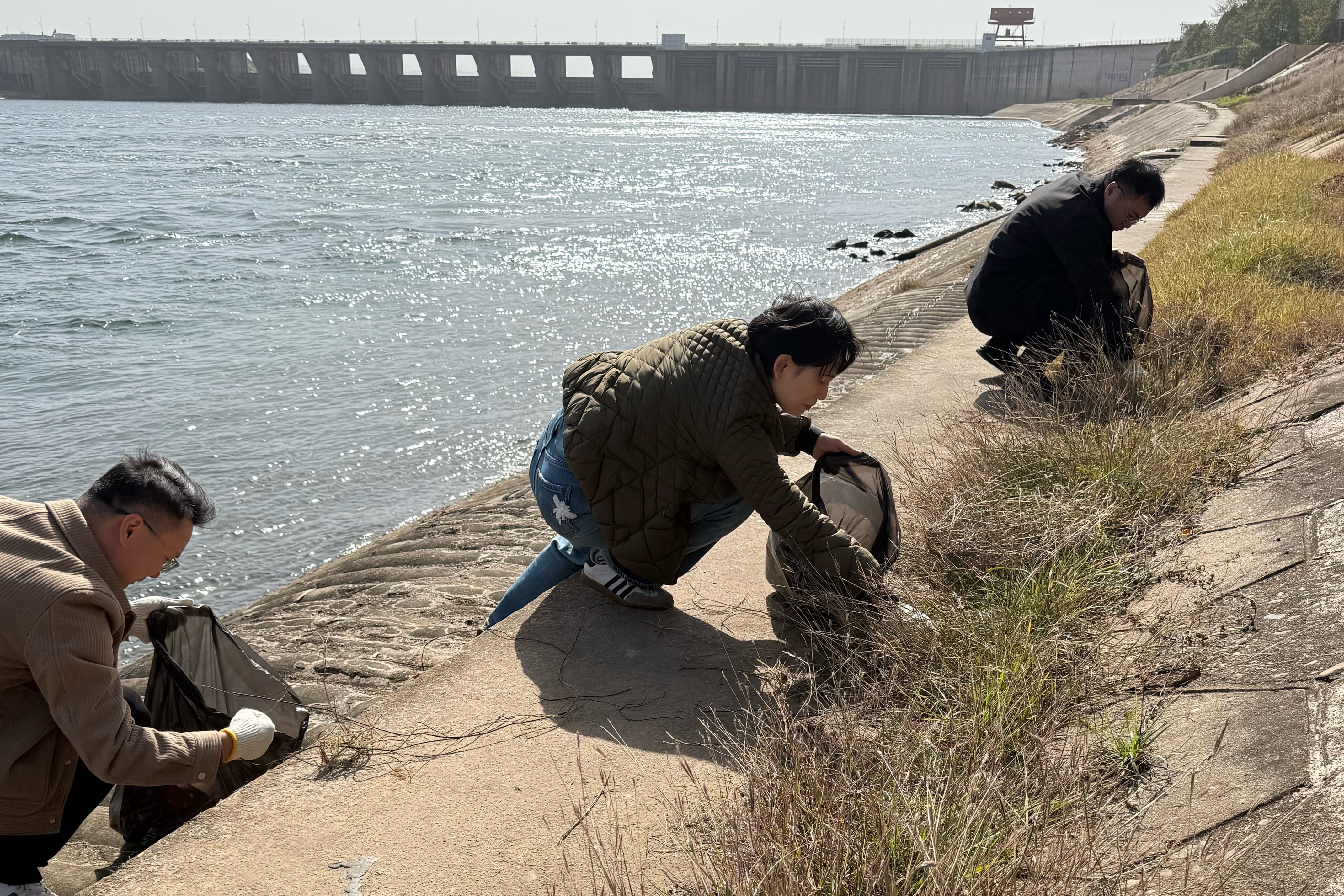 清流映黨旗 實干踐初心——發(fā)展新能源黨支部開展“守護(hù)河道生態(tài)”主題黨日活動